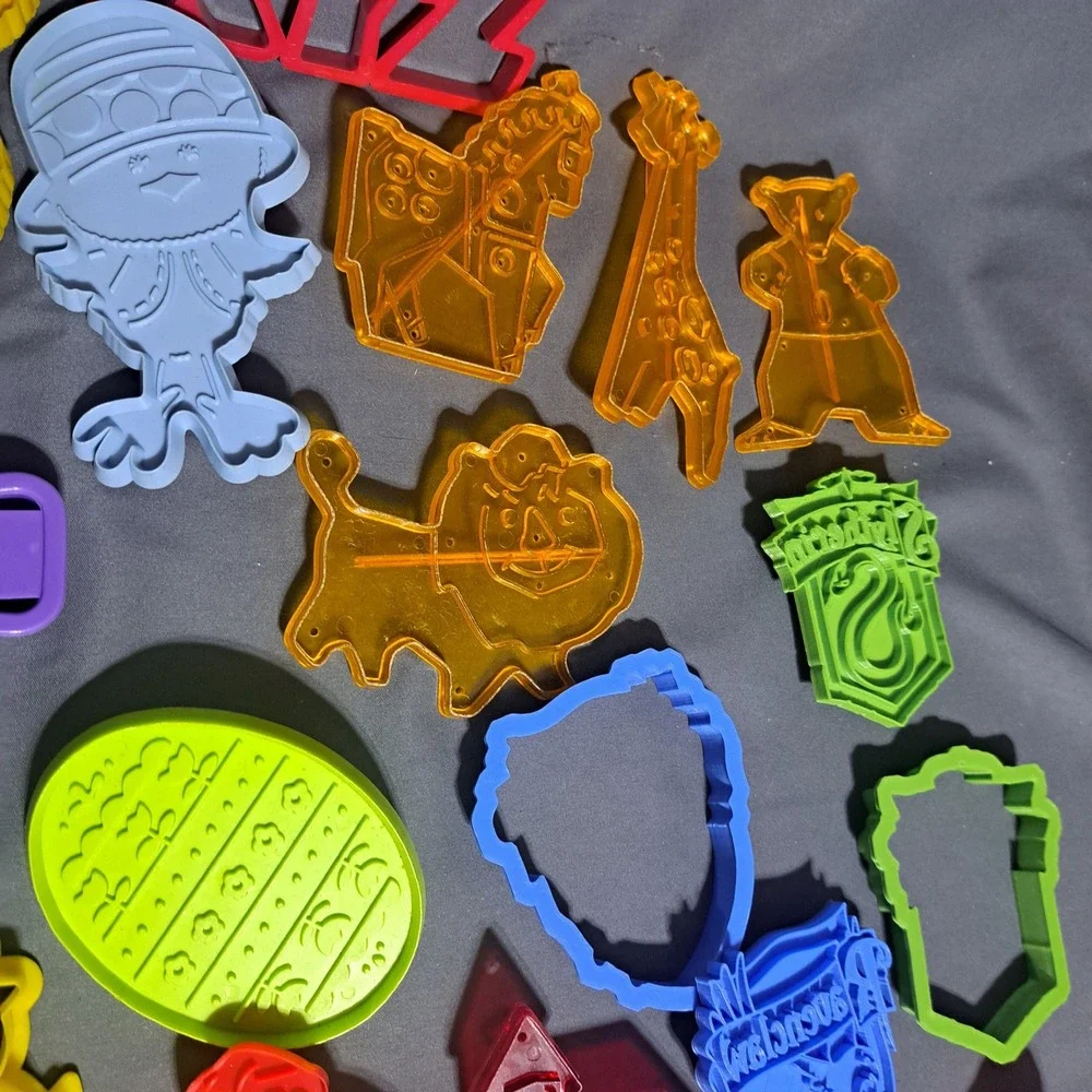 50+‎ Plastic Cookie Cutter Lot Christmas Easter Muppets Peanuts Scooby Hogwarts